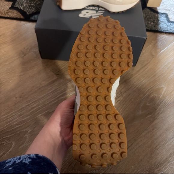 New Balance 327’s Cream and Green Athletic Shoes - Size 9.5 - Picture 6 of 12